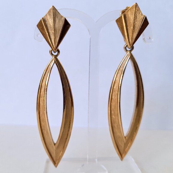 Vintage Trifari Earrings Gold Tone Dangle Clip Ons Large Statement Jewelry - Picture 4 of 16